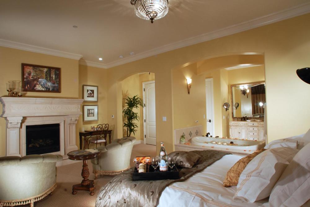 Deluxe Queen Room interior
